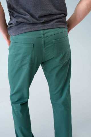 С чем носить зеленые брюки мужчине